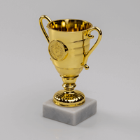 Pokal KANTHAROS gold mit einseitiger Lasergravur auf Sockelschild