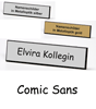 Rechteckiges Namenschild mit Lasergravur in Metalloptik, Schrift: Comic Sans